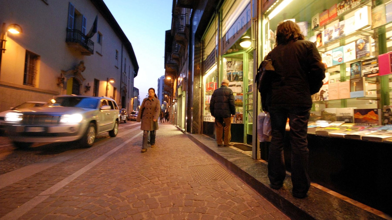 I commercianti e gli esercenti stanno sparendo dalle vie centrali. Chi non chiude si sposta in periferia dove ci sono affitti meno cari e parcheggi. I commercianti e gli esercenti stanno sparendo dalle vie centrali. Chi non chiude si sposta in periferia dove ci sono affitti meno cari e parcheggi.