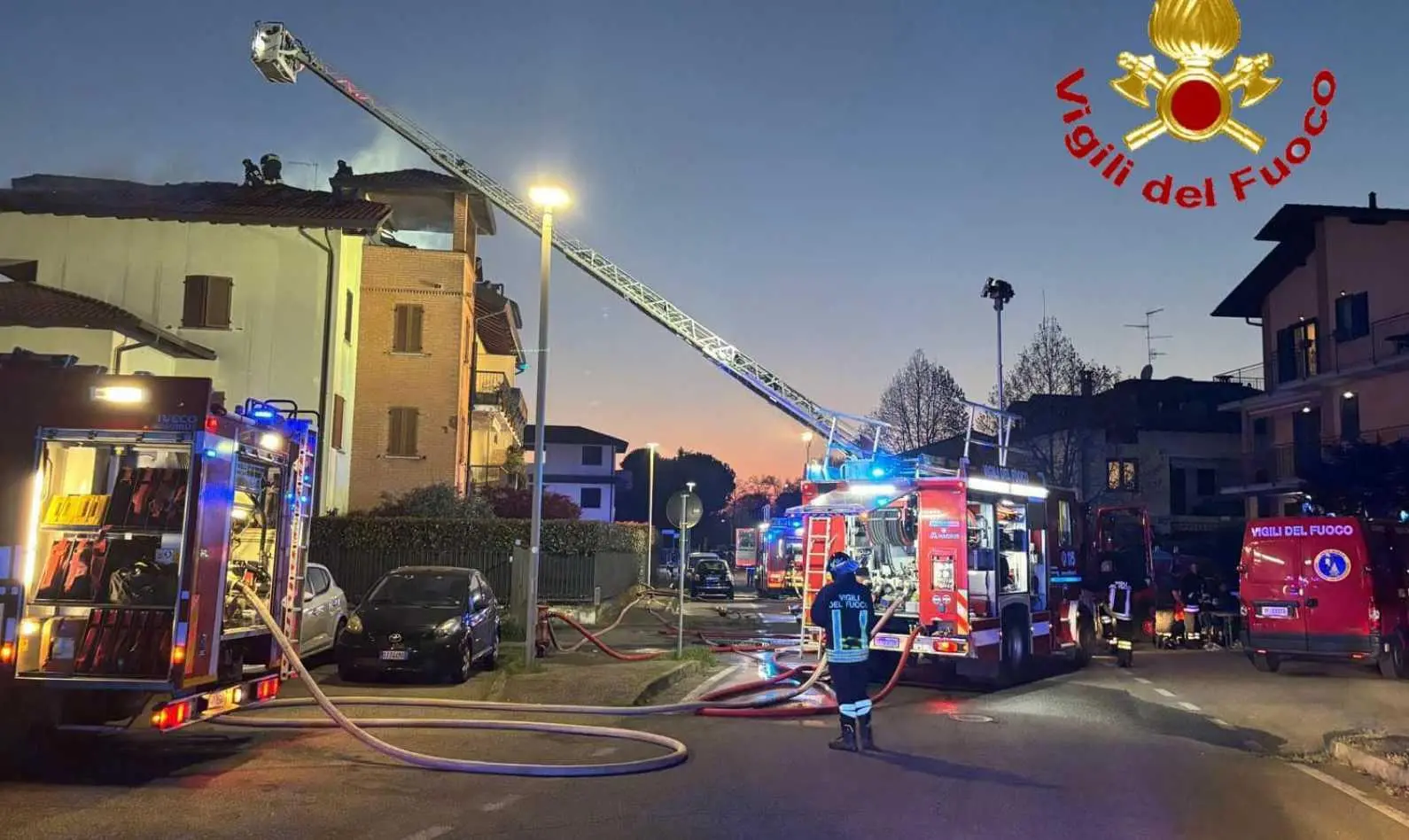 Incendio sul tetto della palazzina. Tanti inquilini ancora fuori casa