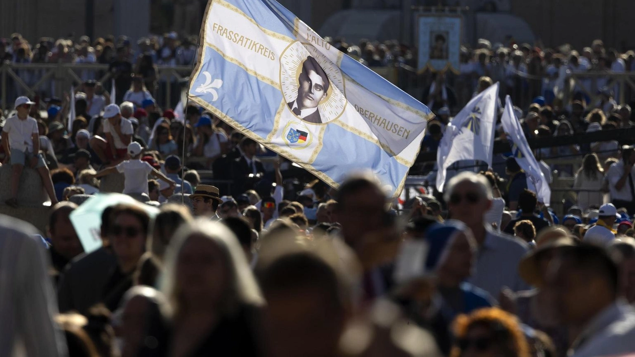 Pronunciata da Leone la formula ufficiale all'inizio della messa Pronunciata da Leone la formula ufficiale all'inizio della messa