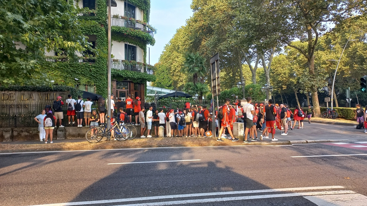 Tifosi fuori dall'Hotel de la Ville