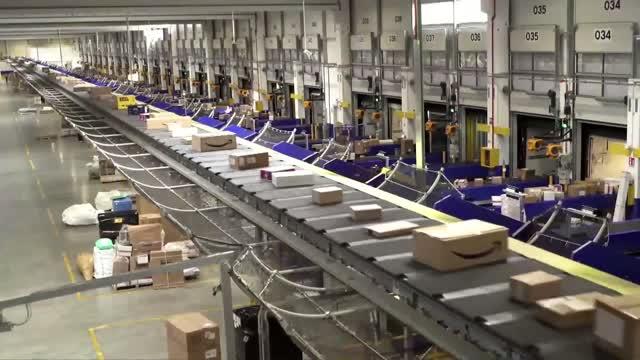 caos al magazzino di poste di vigidulfo dipendente licenziato per violenze dopo la denuncia di 100 colleghi