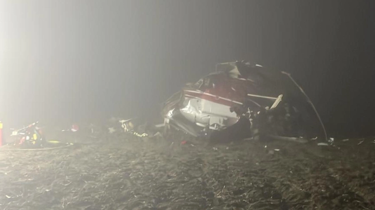 Tra le ipotesi della tragedia la fitta nebbia. L'aereo è precipitato: sono morte tre persone