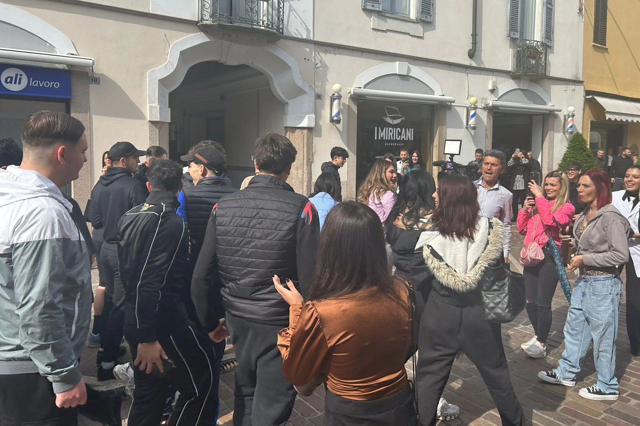 Il negozio è stato stretto d'assedio da fan e amici di Corona
