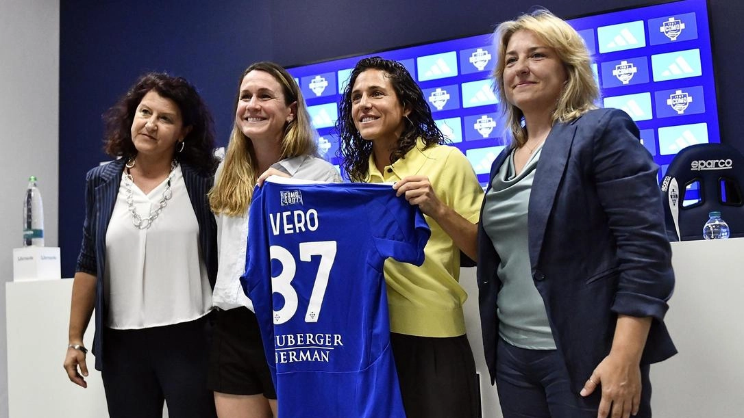 Da sinistra, Monica Caprini (direttore sportivo), Heather O’Reilly (responsabile progetto calcio femminile), Verónica Boquete e l’allenatrice Selena Mazzantini
