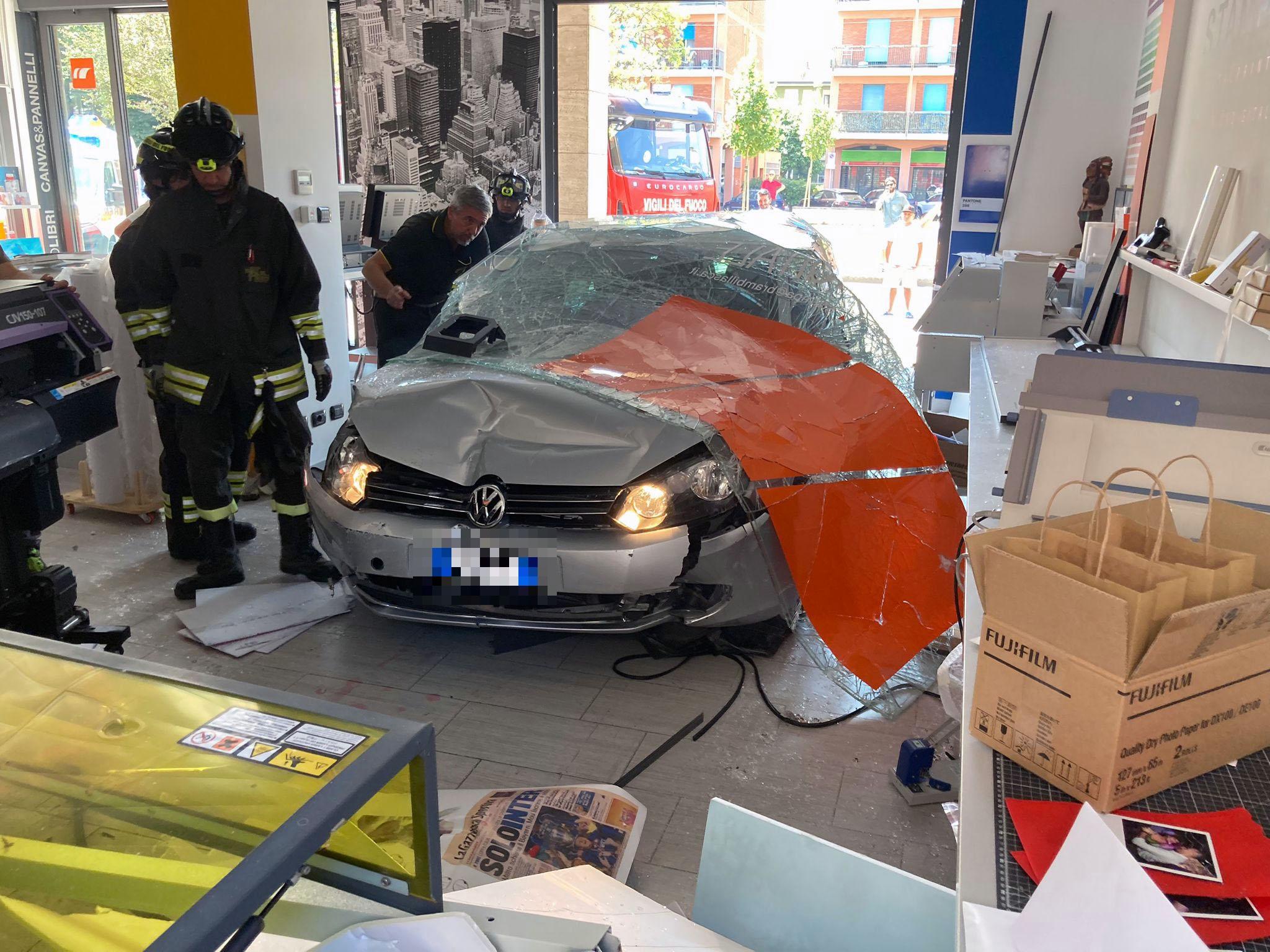 "Sto frenando”, ma pigiava sull’acceleratore. Anziana sfonda la vetrata di un negozio con l’auto