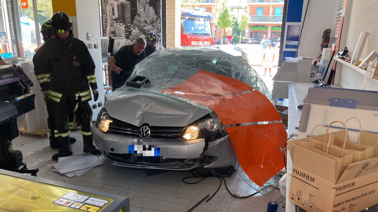 L'auto finita nel negozio a Cinisello Balsamo dopo aver sfondato la vetrina (Spf)