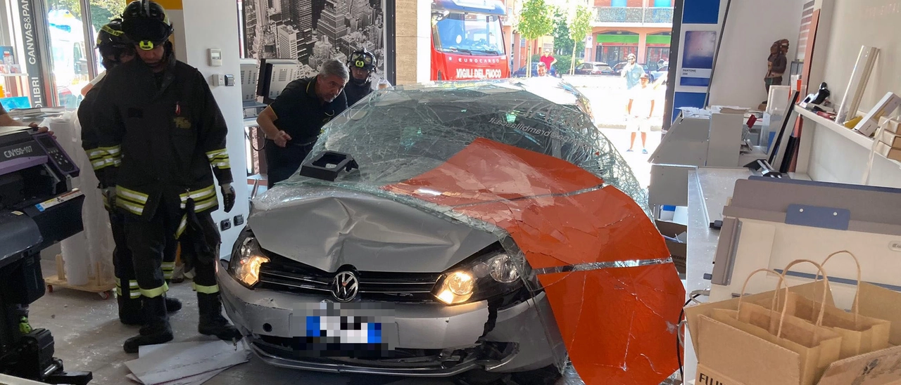 "Sto frenando”, ma pigiava sull’acceleratore. Anziana sfonda la vetrata di un negozio con l’auto