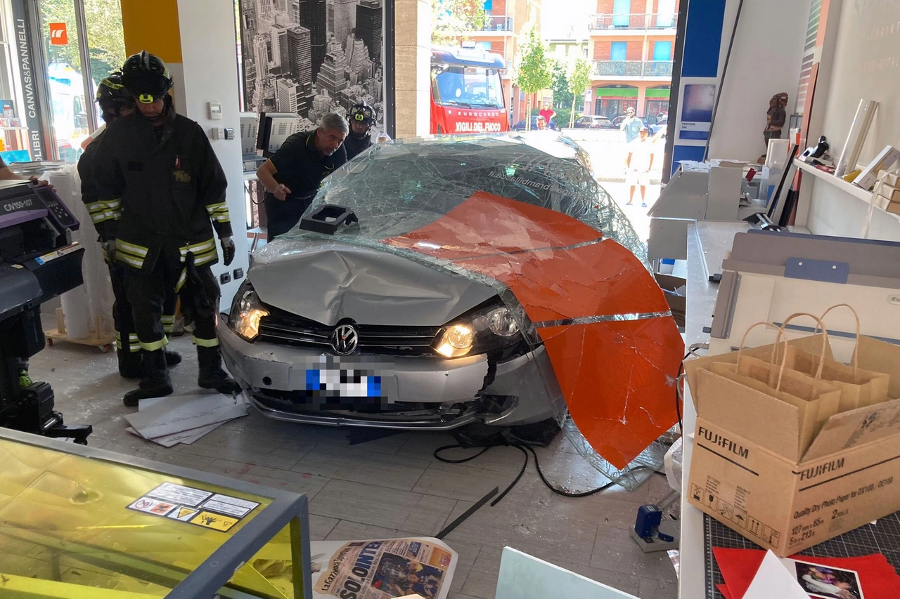 Auto che ha sfondato vetrina  negozio Cinisello