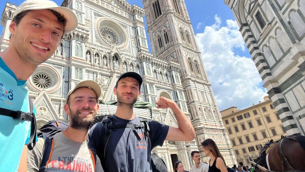 Niccolò Albeverio, 33 anni, ha realizzato il proprio sogno di bambino. Da Busto Garolfo è partito con la tenda, in tanti lo hanno pure ospitato. Niccolò Albeverio, 33 anni, ha realizzato il proprio sogno di bambino. Da Busto Garolfo è partito con la tenda, in tanti lo hanno pure ospitato.