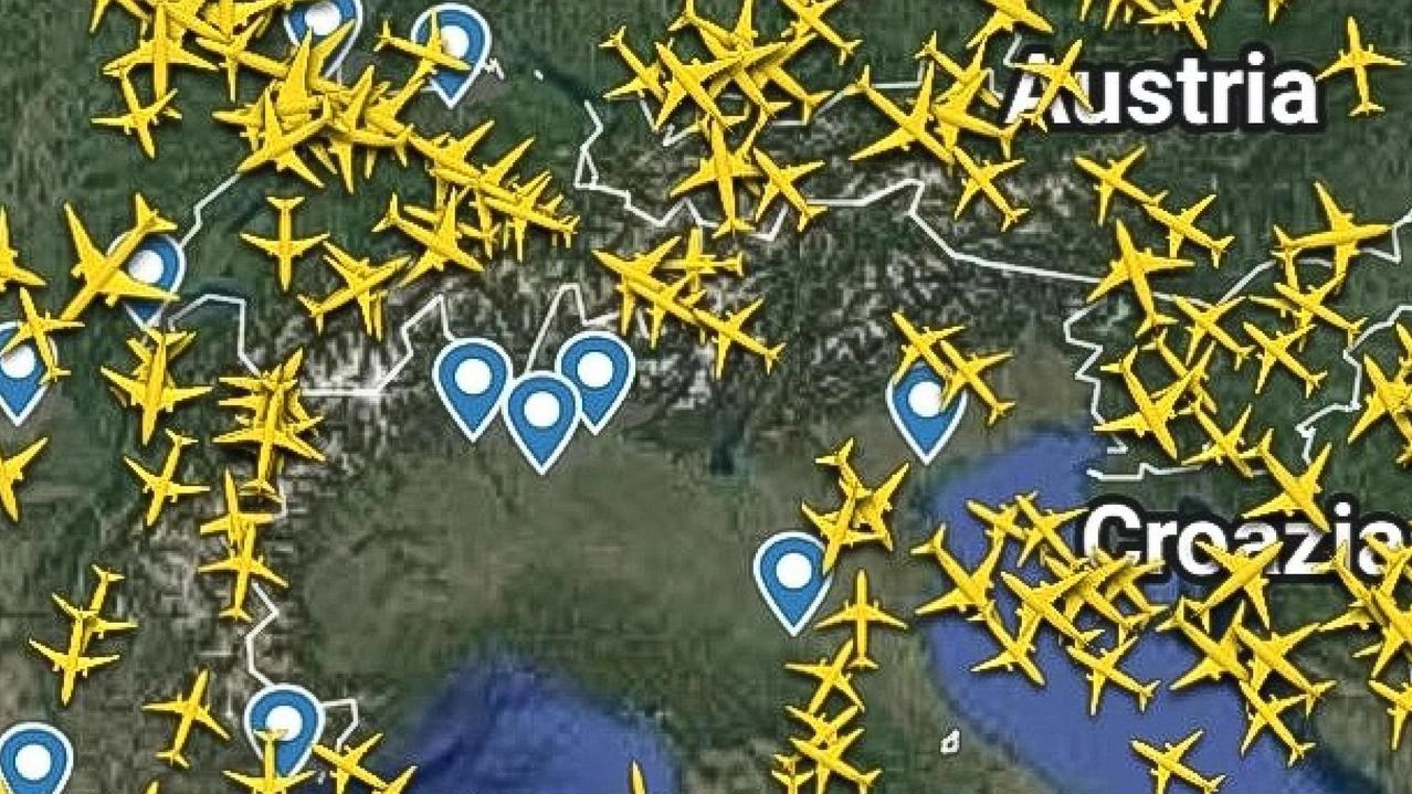 Lo spazio libero sopra il Nord-Ovest dell’Italia intorno alle 21 foto FlightRadar24) Lo spazio libero sopra il Nord-Ovest dell’Italia intorno alle 21 foto FlightRadar24)