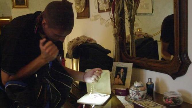 Garlasco, ladri nella camera da letto di una 77enne mentre lei sta dormendo: spariscono oro e gioielli Garlasco, ladri nella camera da letto di una 77enne mentre lei sta dormendo: spariscono oro e gioielli