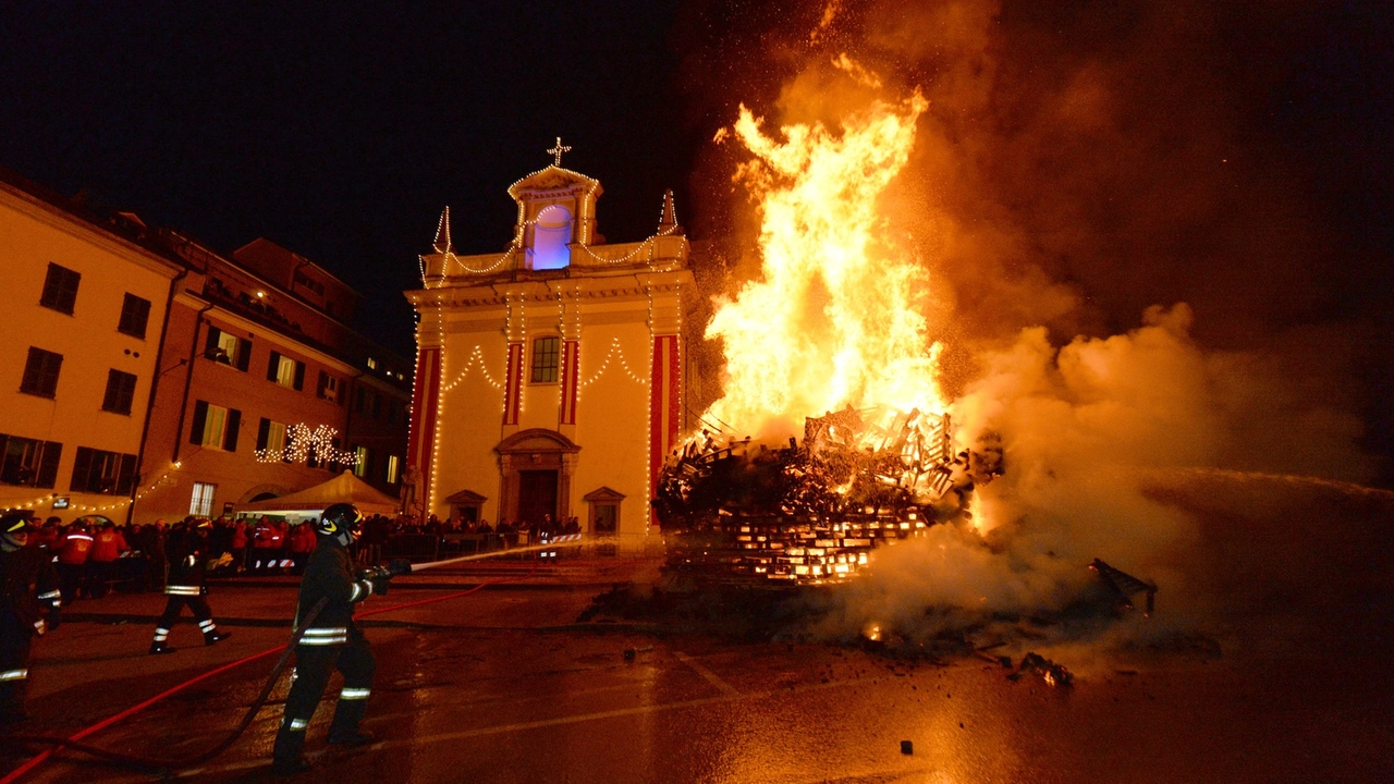 Varese, festa di SantìAntonio Abate: il falò della Motta Varese, festa di SantìAntonio Abate: il falò della Motta