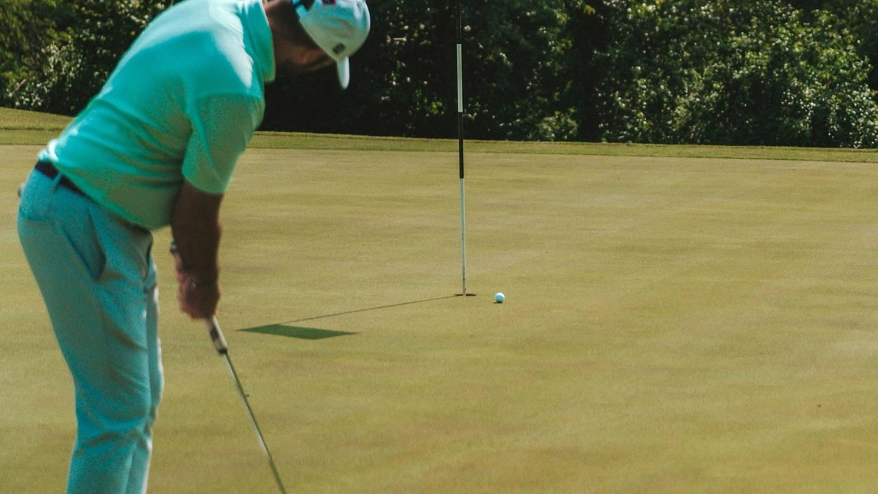 Un giocaotre impegnato sul green a Villa Paradiso Un giocaotre impegnato sul green a Villa Paradiso