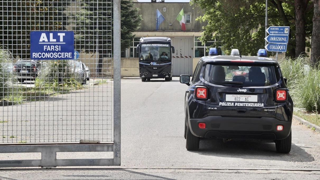 Detenuto aggredisce agente in carcere a Vigevano durante richiesta telefonica settimanale. Agente soccorso con lesioni al rachide cervicale. Sindacato di Polizia Penitenziaria chiede l'uso del taser per garantire sicurezza del personale. Detenuto aggredisce agente in carcere a Vigevano durante richiesta telefonica settimanale. Agente soccorso con lesioni al rachide cervicale. Sindacato di Polizia Penitenziaria chiede l'uso del taser per garantire sicurezza del personale.