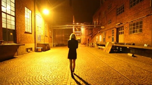 La ragazzina si era trovata sola, per strada, in una città sconosciuta La ragazzina si era trovata sola, per strada, in una città sconosciuta