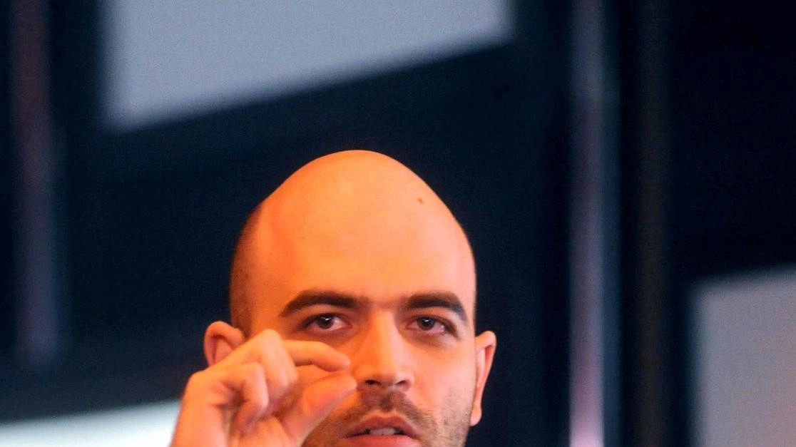 Lo scrittore e giornalista Roberto Saviano preso di mira a Varese con uno striscione razzista Lo scrittore e giornalista Roberto Saviano preso di mira a Varese con uno striscione razzista