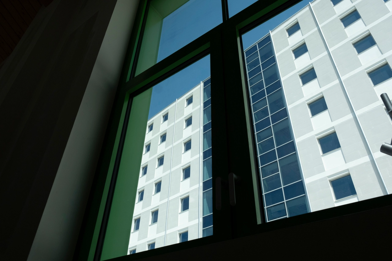 La vista dei nuovi edifici attraverso le finestre di uno degli stabili storici recuperati