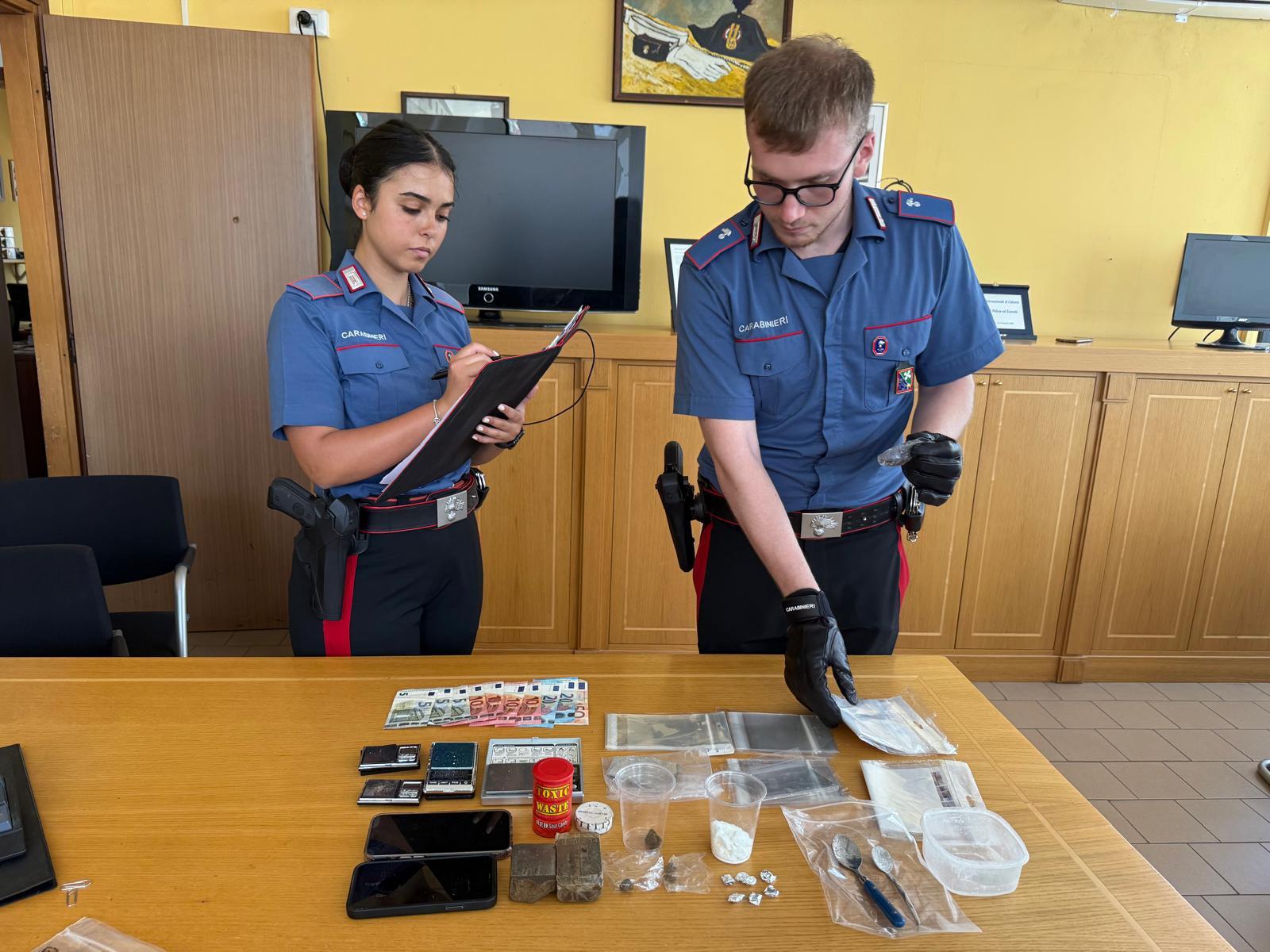 Motta Visconti, spacciatrice arrestata mentre cede una dose di cocaina. Il magazzino della droga? La camera di un agriturismo Motta Visconti, spacciatrice arrestata mentre cede una dose di cocaina. Il magazzino della droga? La camera di un agriturismo