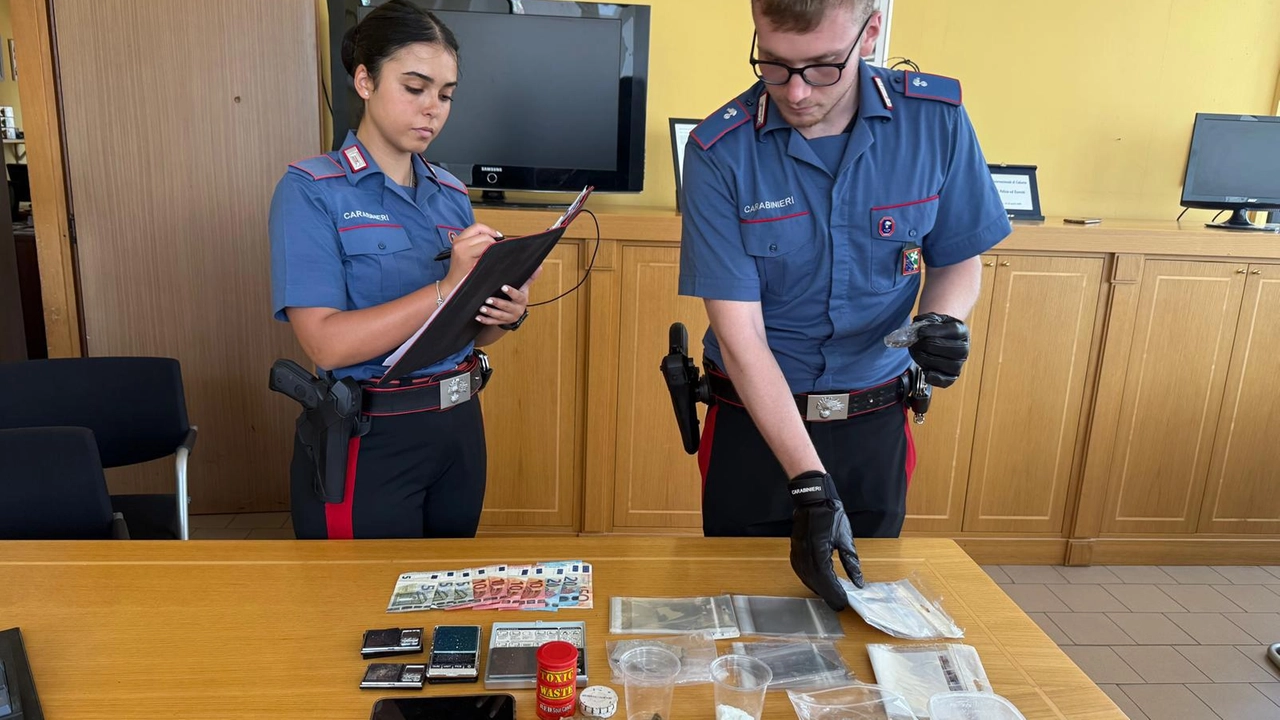 Motta Visconti, spacciatrice arrestata mentre cede una dose di cocaina. Il magazzino della droga? La camera di un agriturismo
