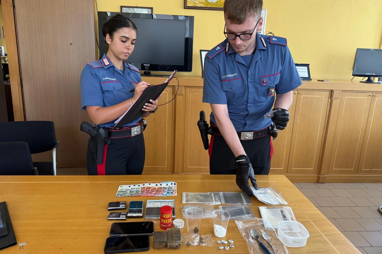 I militari dell'Arma hanno sequestrato droga e contanti