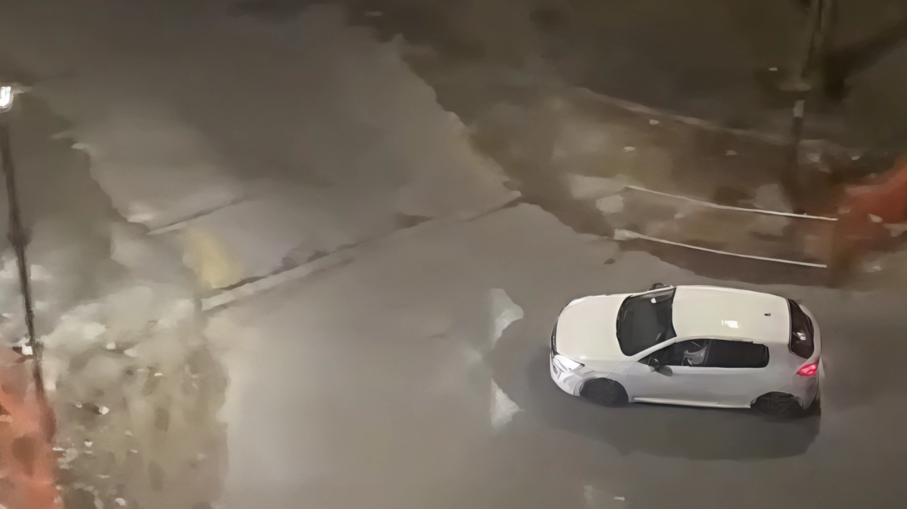 Il filmato dell’utilitaria bianca che ha travolto il 27enne ha sconvolto la città "Le telecamere in quel punto ci sono, ora speriamo che lo prendano". Il filmato dell’utilitaria bianca che ha travolto il 27enne ha sconvolto la città "Le telecamere in quel punto ci sono, ora speriamo che lo prendano".