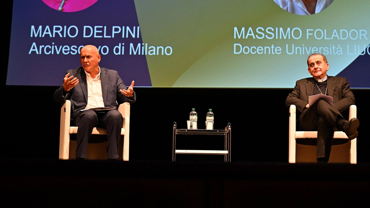 A sinistra il dibattito tra il professore Massimo Folador e l’arcviscovo Mario Delpini all’assemblea di Confindustria A sinistra il dibattito tra il professore Massimo Folador e l’arcviscovo Mario Delpini all’assemblea di Confindustria