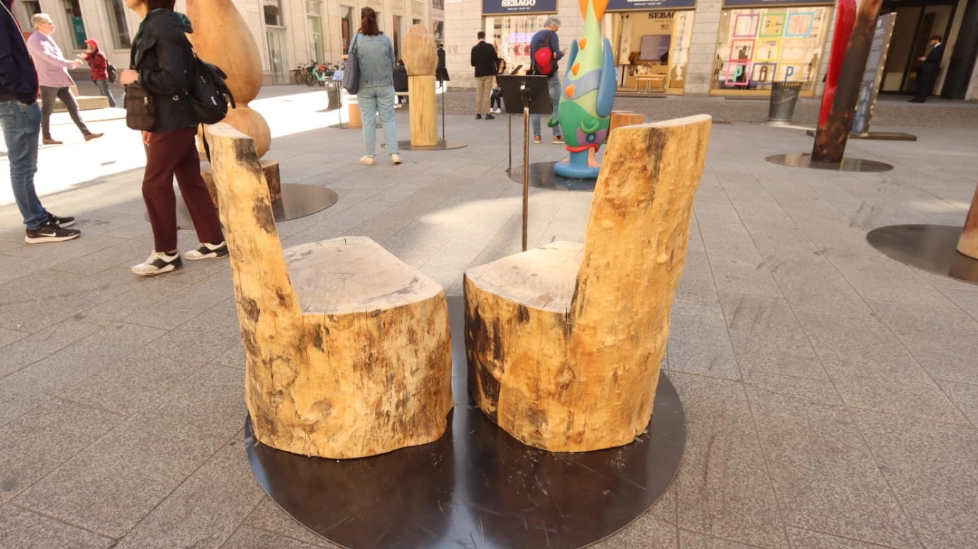 Due opere del progetto Second Life esposte in piazza San Fedele (Foto Paolo Salmoirago)