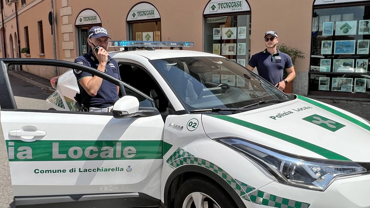 Una pattuglia della polizia Locale di Monza ha fermato un uomo evaso dai domiciliari che girava per la città deserta con materiale utile allo scasso (foto generica) Una pattuglia della polizia Locale di Monza ha fermato un uomo evaso dai domiciliari che girava per la città deserta con materiale utile allo scasso (foto generica)