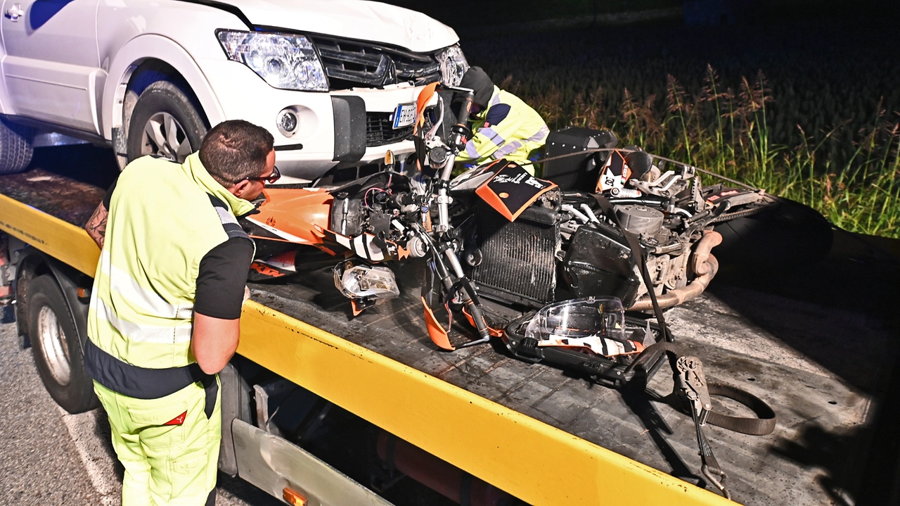 La moto completamente distrutta viene portata via dal carro attrezzi La moto completamente distrutta viene portata via dal carro attrezzi