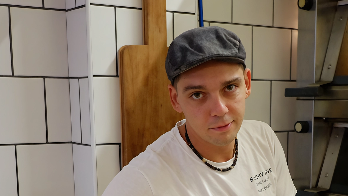 Dopo dieci anni al lavoro in cucine anche stellate ha rilevato un forno e deciso di svegliarsi tutte le notti per offrire un prodotto fuori moda. Dopo dieci anni al lavoro in cucine anche stellate ha rilevato un forno e deciso di svegliarsi tutte le notti per offrire un prodotto fuori moda.
