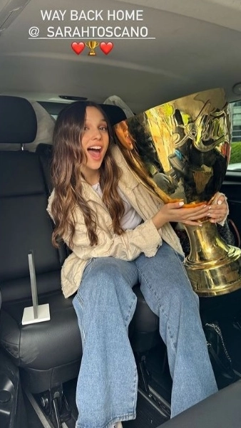 Sarah Toscano con la coppa di "Amici" (foto storia Instagram @_sarahtoscano_)