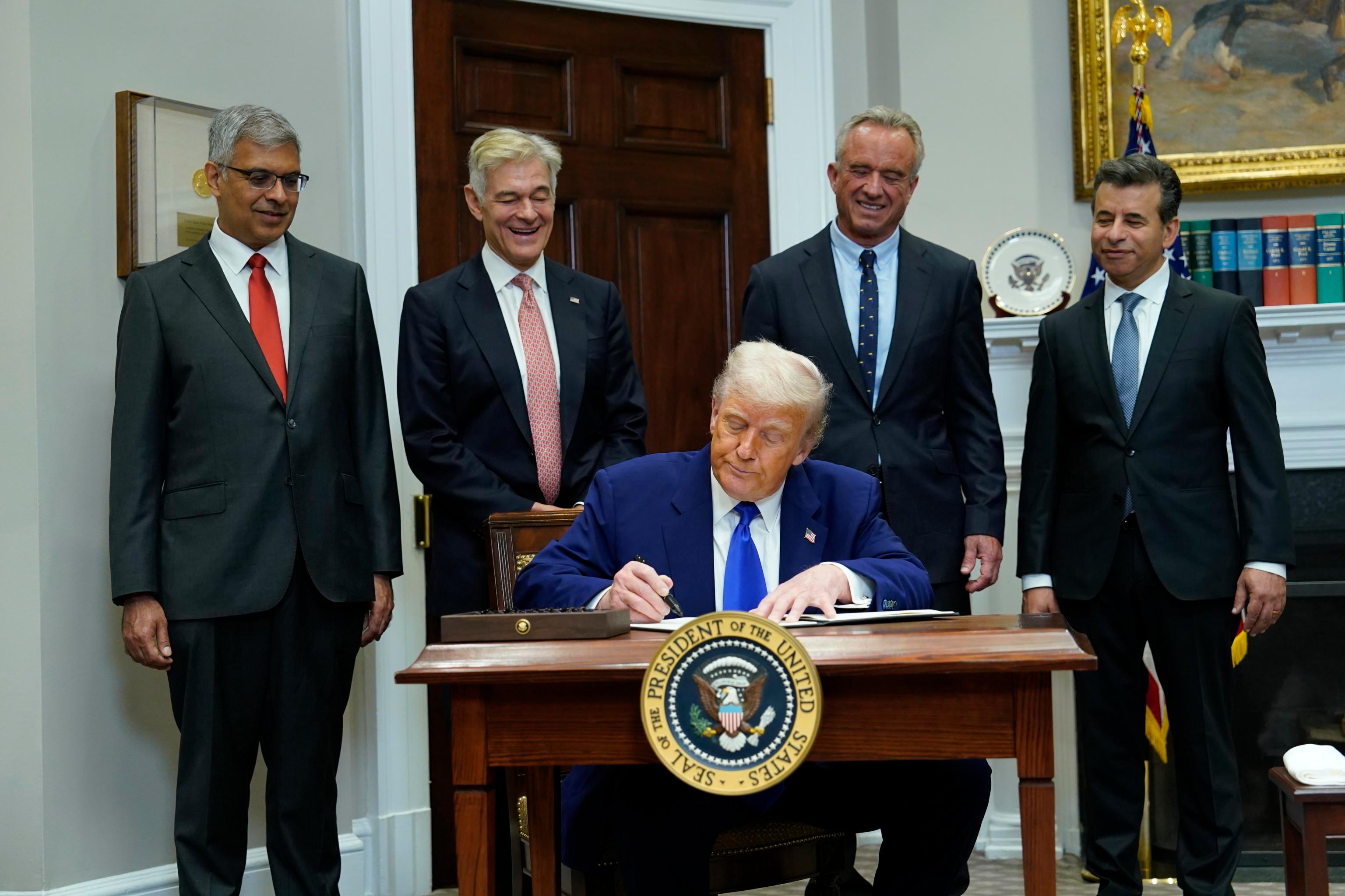 Farmaci, il taglio dei prezzi deciso da Trump sarà una sveglia per l’Europa? Le richieste delle imprese lombarde Farmaci, il taglio dei prezzi deciso da Trump sarà una sveglia per l’Europa? Le richieste delle imprese lombarde