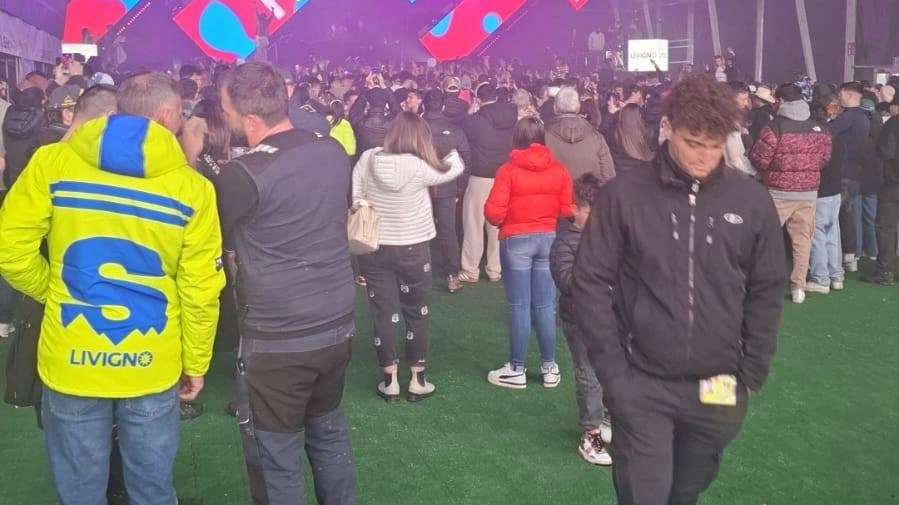 Tanti giovani hanno atteso il loro cantante più amato, Fedez