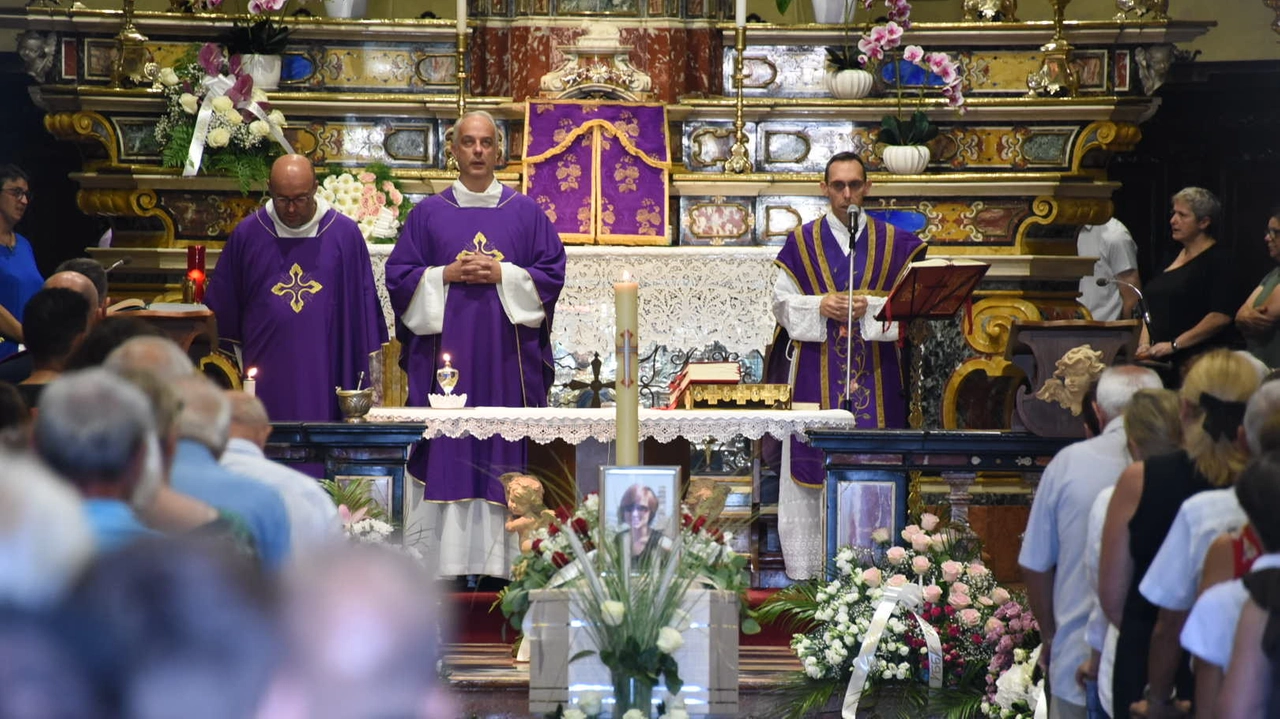 La celebrazione del funerale di Sharon Verzeni, nella chiesa di San Vittore a Bottanuco