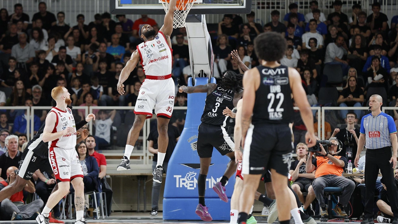 Josh Nebo 27 anni in fase difensiva durante gara 1 con Trento nella quale si è infortunato all’adduttore Josh Nebo 27 anni in fase difensiva durante gara 1 con Trento nella quale si è infortunato all’adduttore