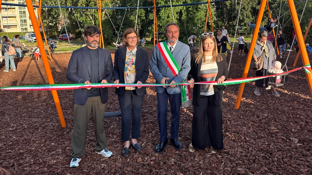 Architetto Giorgio Donà; Bianca Martinelli di Amazon, il sindaco di Buccinasco Rino Pruiti e la vicesindaca Rosa Palone