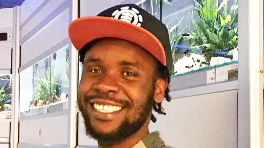 Mamadi Tunkara, 36 anni, origini gambiane, lavorava come addetto alla sicurezza del supermercato Carrefour, in via Tiraboschi Mamadi Tunkara, 36 anni, origini gambiane, lavorava come addetto alla sicurezza del supermercato Carrefour, in via Tiraboschi