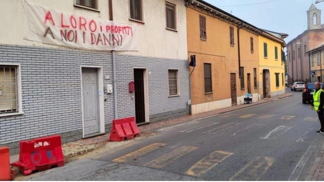 La lenzuolata organizzata nel 2002 a Castelnuovo Bocca d’Adda per protestare contro il continuo passaggio dei mezzi pesanti La lenzuolata organizzata nel 2002 a Castelnuovo Bocca d’Adda per protestare contro il continuo passaggio dei mezzi pesanti
