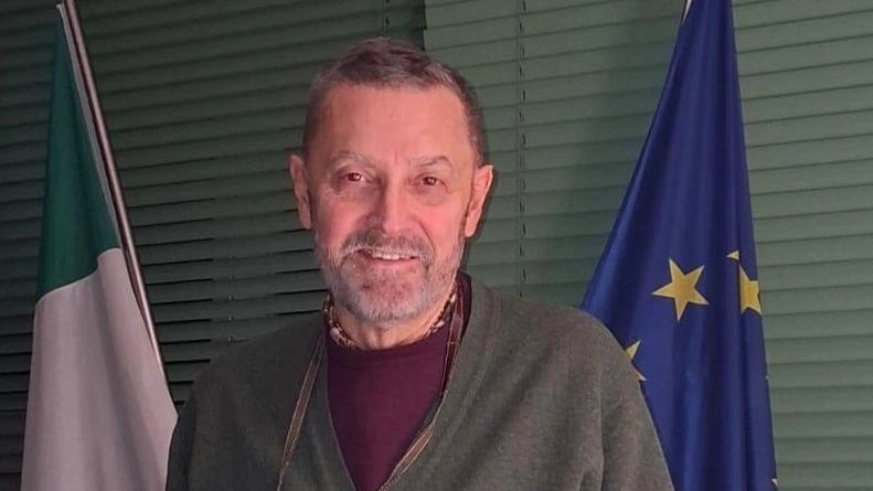 "L’11 settembre la campanella suonerà qui: la scuola è pronta". Il preside Luca Azzollini (nella foto) si prepara ad accogliere... "L’11 settembre la campanella suonerà qui: la scuola è pronta". Il preside Luca Azzollini (nella foto) si prepara ad accogliere...