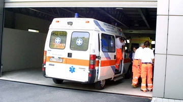 Aggressione a Vercurago. “Può spostare il furgone?”: il corriere prende a testate anziano ristoratore