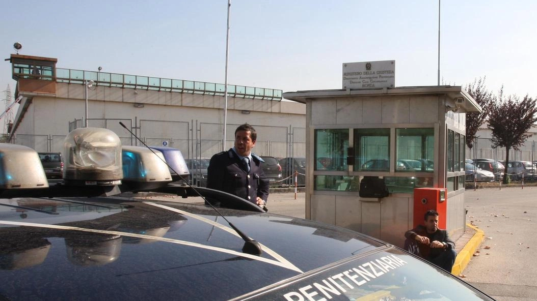 Emergenza sovraffollamento, la Uilpa Penitenziari chiede un incontro urgente "Se non si interviene la situazione è a rischio, mancano 40 agenti: è pericoloso". Emergenza sovraffollamento, la Uilpa Penitenziari chiede un incontro urgente "Se non si interviene la situazione è a rischio, mancano 40 agenti: è pericoloso".