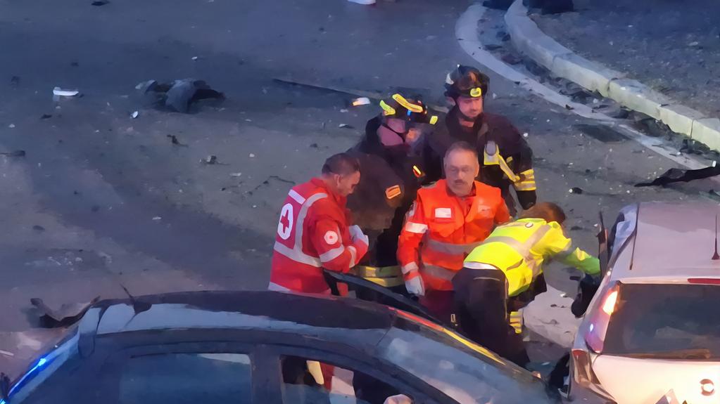 Scontro fra due automobili, sfondata la recinzione di una casa