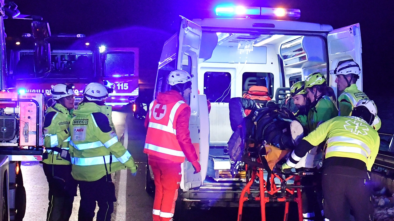 Sul posto l'ambulanza e i vigili del fuoco (foto di repertorio) Sul posto l'ambulanza e i vigili del fuoco (foto di repertorio)