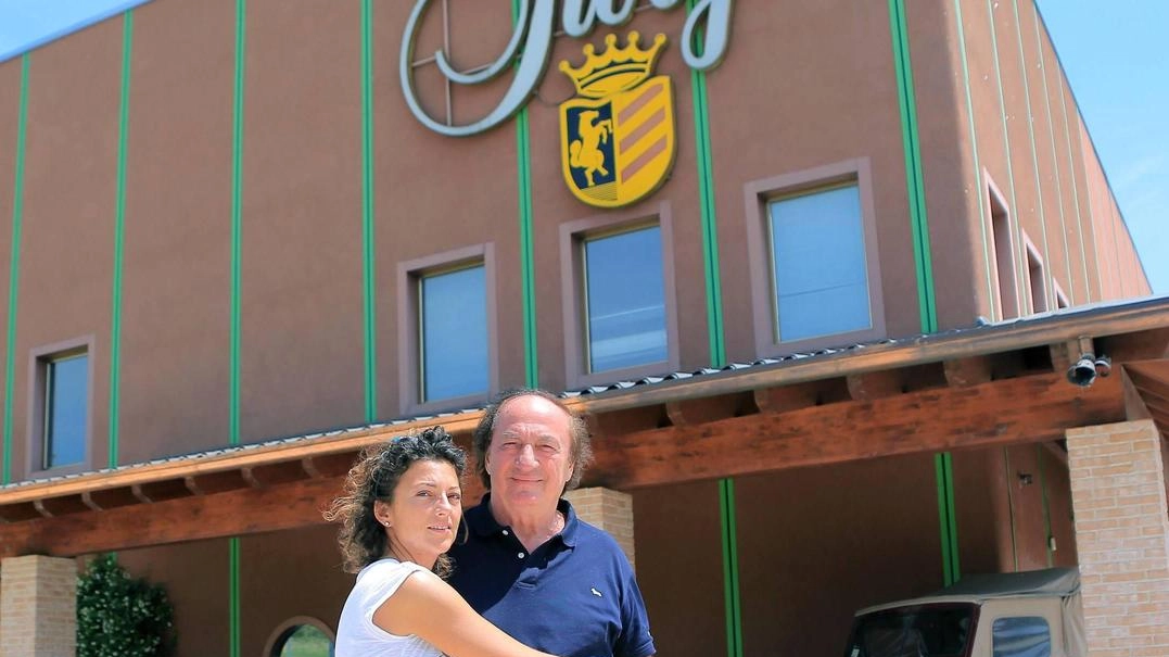 Eleonora Giorgi con il. padre Antonio all’esterno dell’sa azienda vinicola La violenta rapina in pieno giorno. ha scosso l’intera comunità Eleonora Giorgi con il. padre Antonio all’esterno dell’sa azienda vinicola La violenta rapina in pieno giorno. ha scosso l’intera comunità
