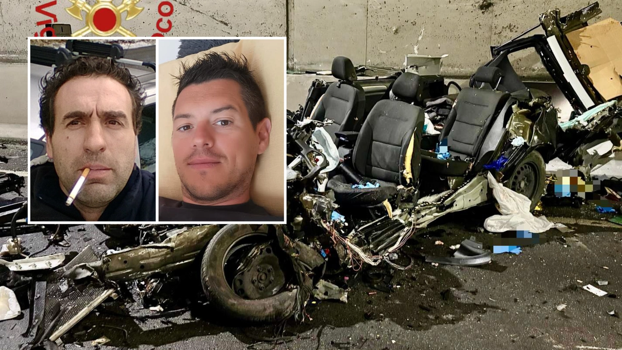 I rottami della Wolkswagen Golf coinvolta nel grave incidente avvenuto nella galleria di Pusiano. Nel riquadro i due morti, Mattia Mazzina e Ivan Mezzera