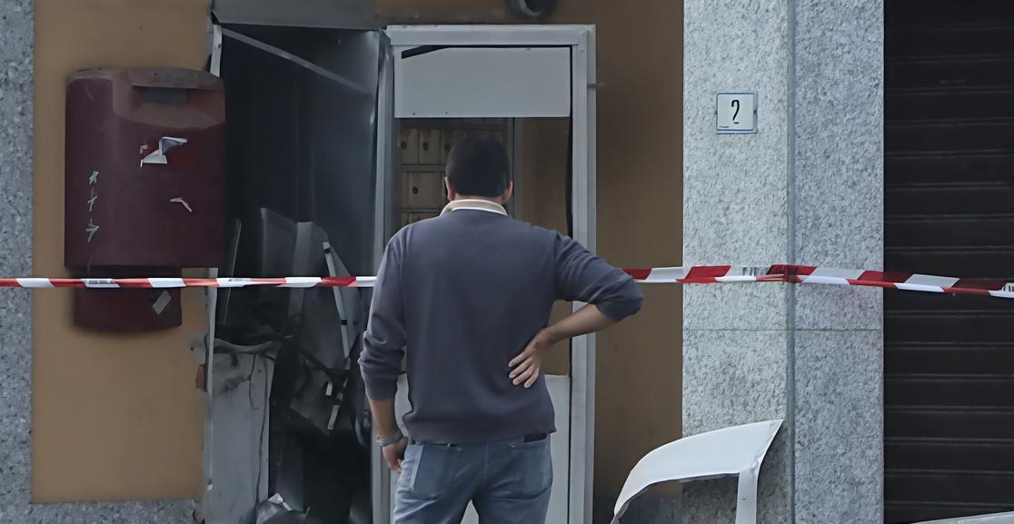 Sventrato il Postamat. Riempito di esplosivo. Col botto via i contanti Sventrato il Postamat. Riempito di esplosivo. Col botto via i contanti