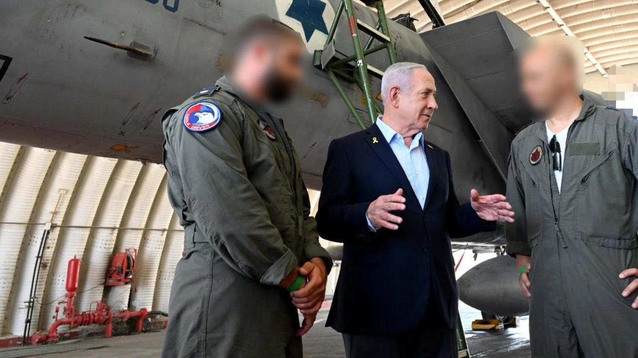 Il premier Netanyahu elogia l'Aeronautica israeliana per il controllo aereo su Teheran, mirato a contrastare le minacce nucleari e missilistiche iraniane. Il premier Netanyahu elogia l'Aeronautica israeliana per il controllo aereo su Teheran, mirato a contrastare le minacce nucleari e missilistiche iraniane.