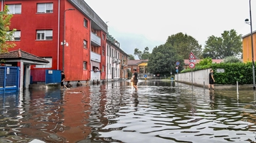 Ponte Lambro ancora allagato. Protezione civile e Mm sul posto. Lite Comune-Regione sul Seveso
