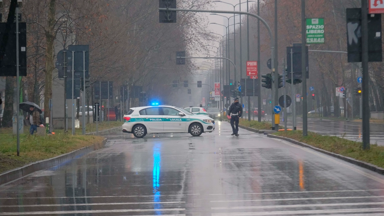 Cinisello Balsamo, sbalzati dalla moto lungo viale Fulvio Testi: gravissimo 22enne, ferita passeggera di 19 anni
