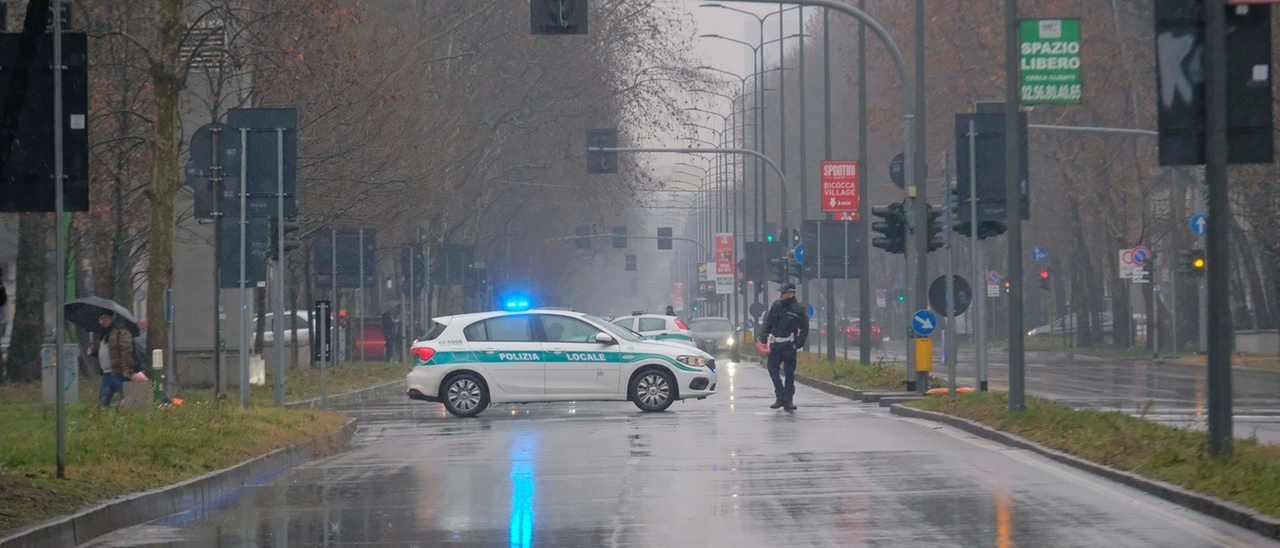 Cinisello Balsamo, sbalzati dalla moto lungo viale Fulvio Testi: gravissimo 22enne, ferita passeggera di 19 anni